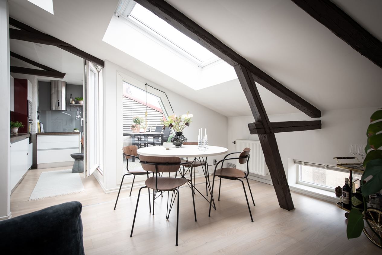 salle à manger avec poutres appartement mansardé