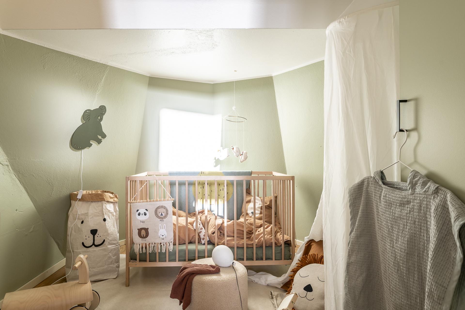 chambre enfant verte appartement mansardé