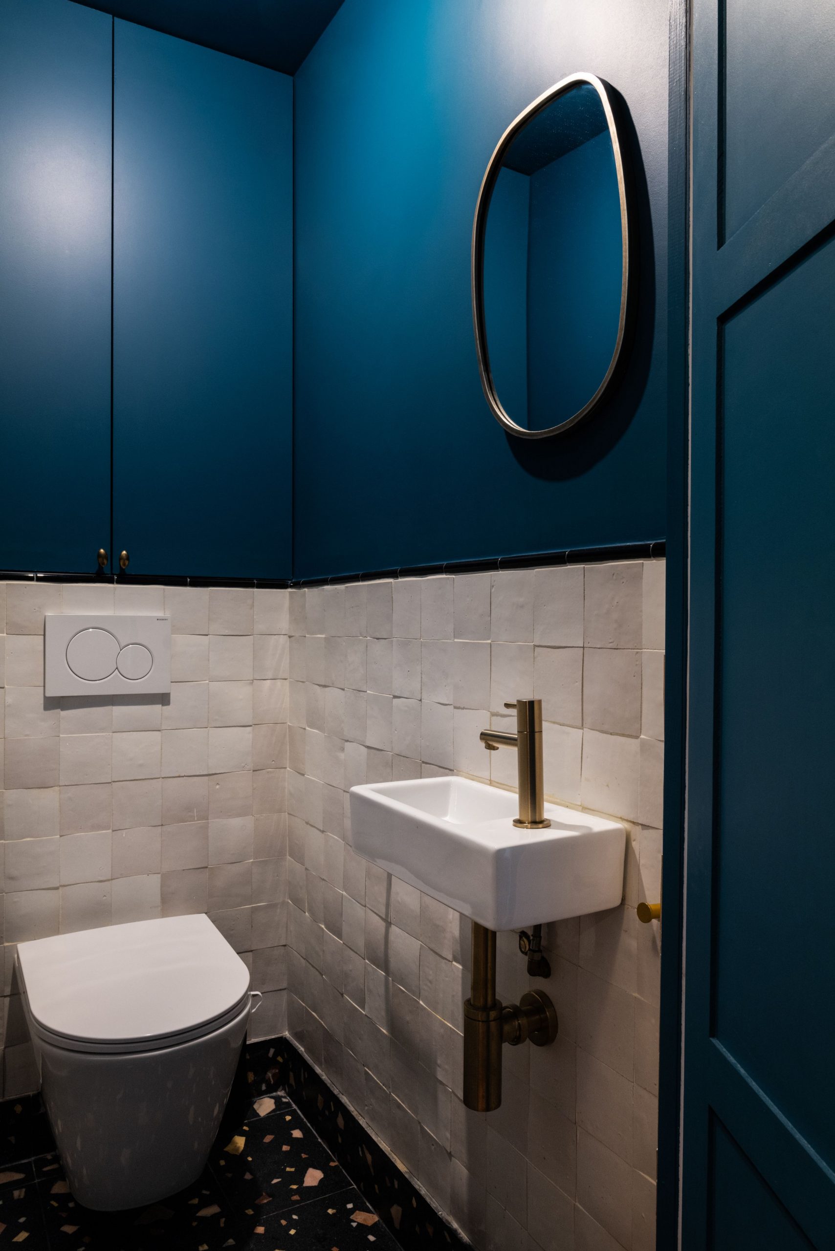 toilettes avec zelliges blanches décoration bleue toilettes avec zelliges blanches décoration bleue