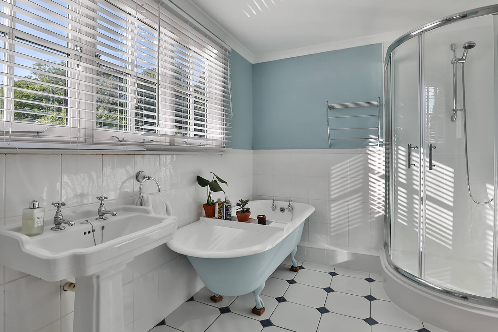 salle de bain rétro décoration bleue salle de bain rétro décoration bleue