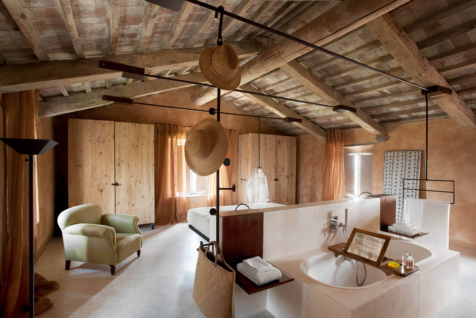 chambre avec poutres maison en pierres rénovée chambre avec poutres maison en pierres rénovée