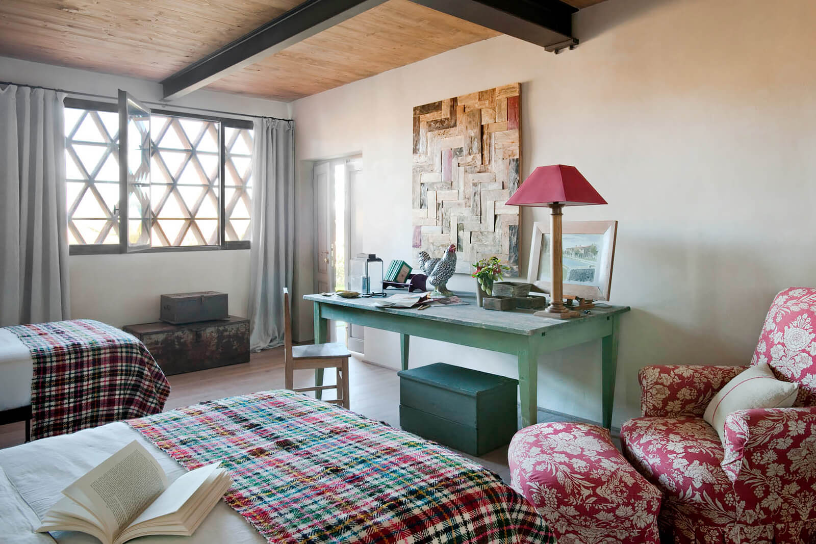 chambre avec poutres maison en pierres rénovée chambre avec poutres maison en pierres rénovée