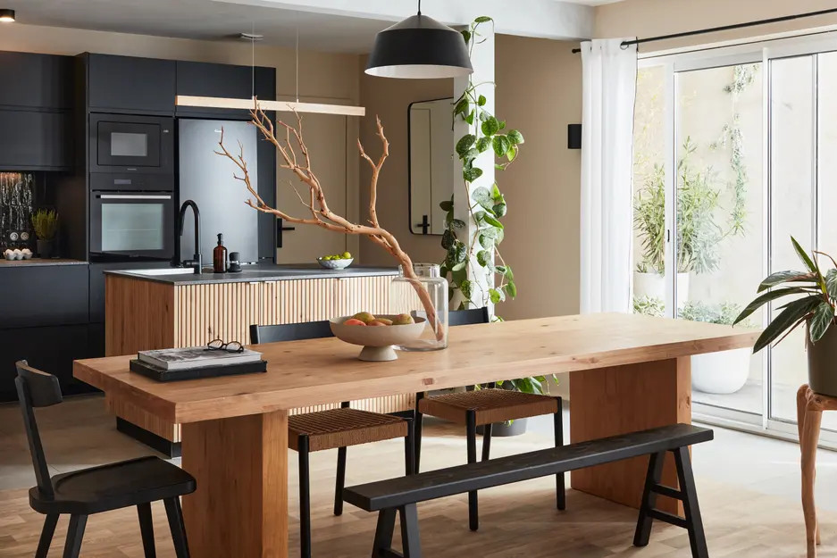 salle à manger décoration naturelle bois et noir