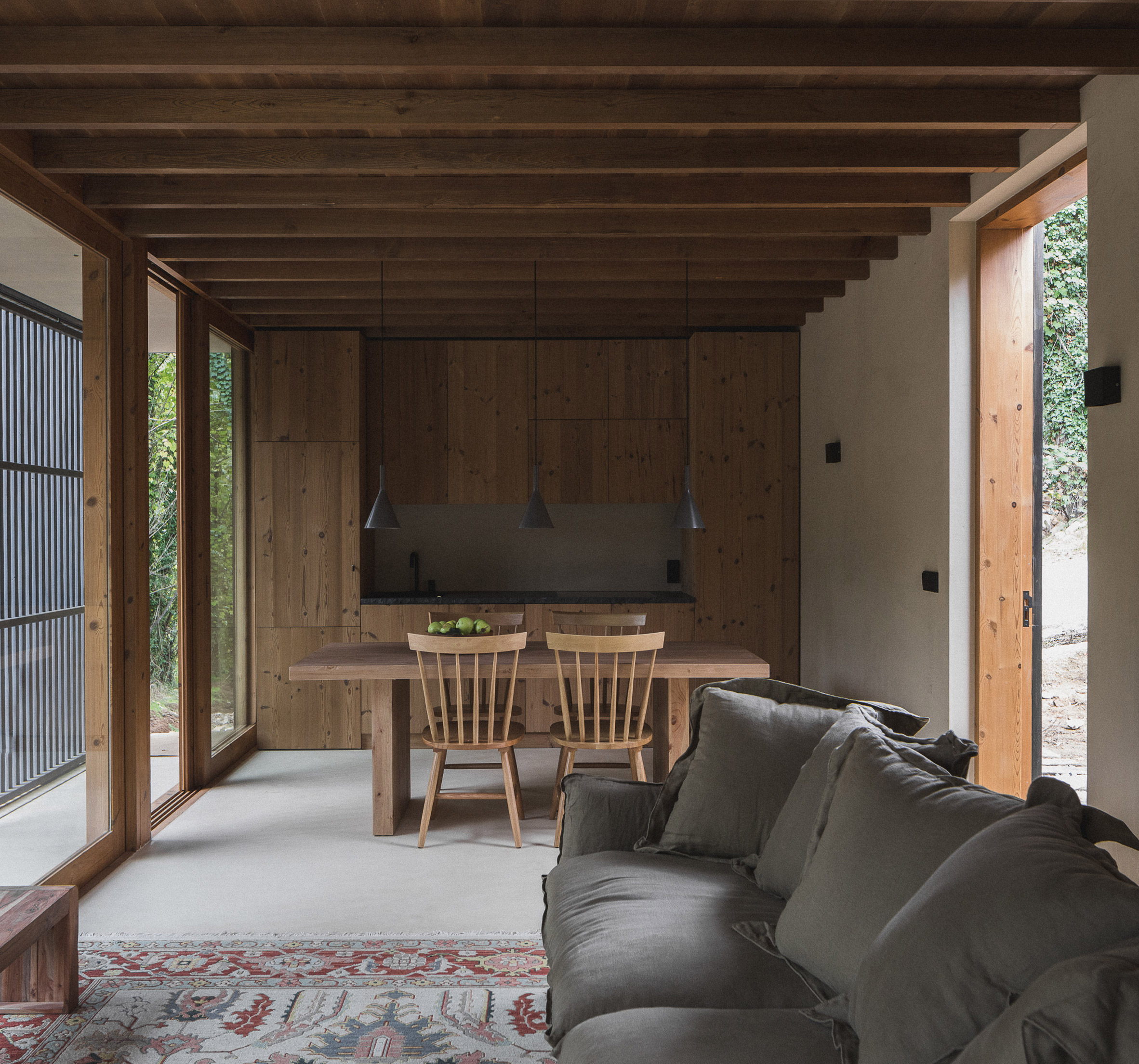 salon avec poutres maison contemporaine