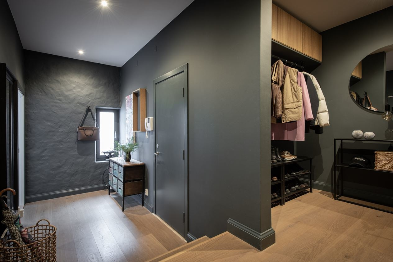 entrée murs noirs appartement en duplex décoration scandinave entrée murs noirs appartement en duplex décoration scandinave
