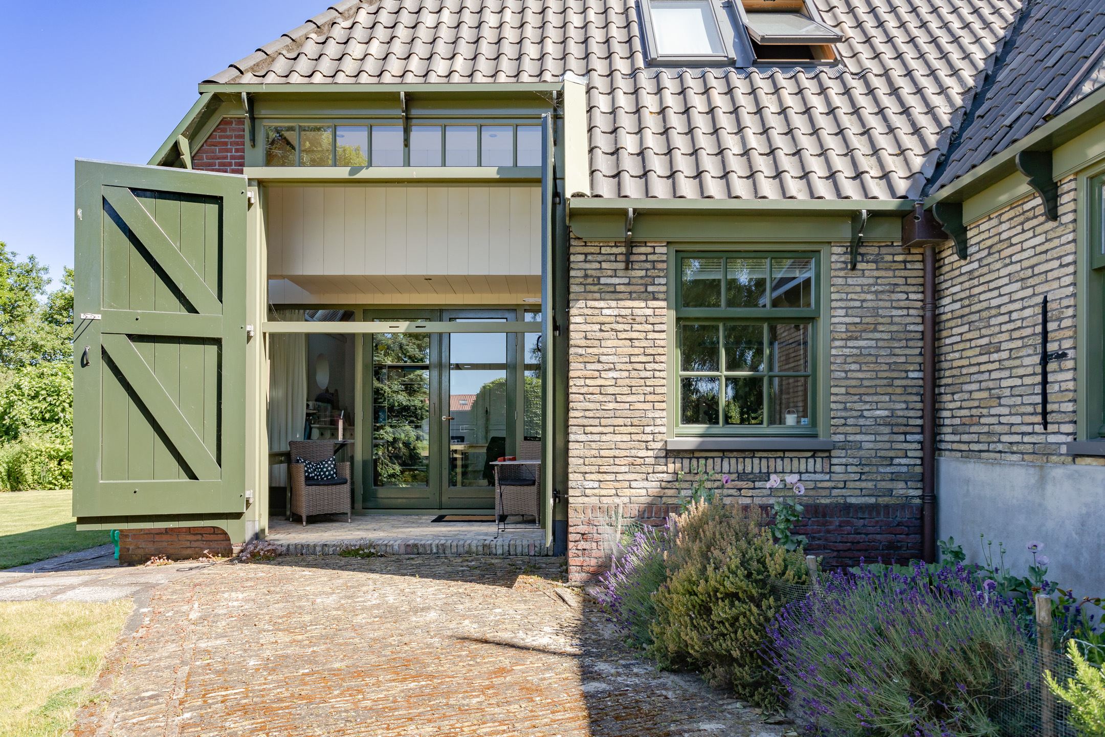 ferme rénovée façade bois vert et briques ferme rénovée façade bois vert et briques