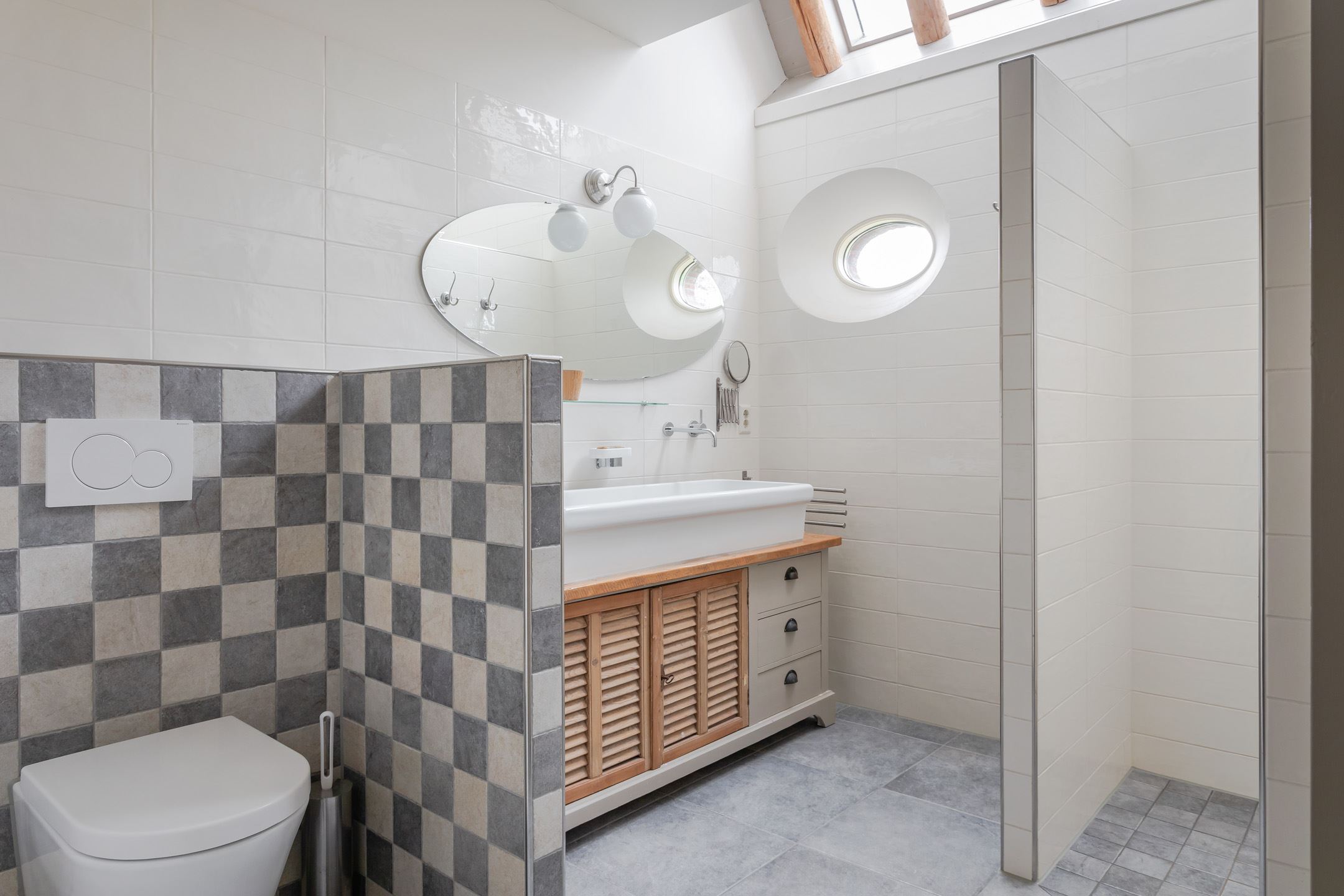 salle de bain avec fenêtre de toit salle de bain avec fenêtre de toit