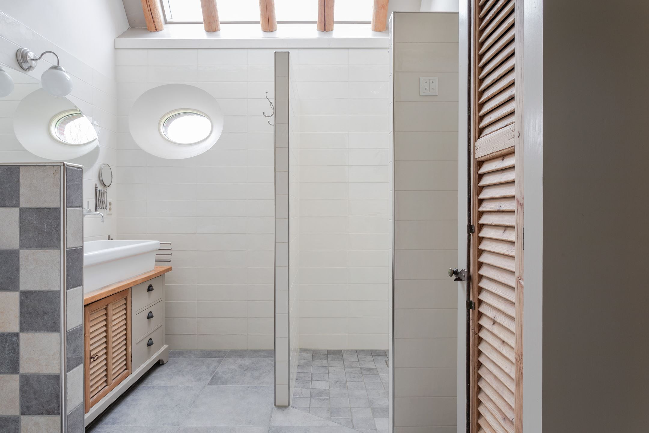 salle de bain avec fenêtre de toit salle de bain avec fenêtre de toit