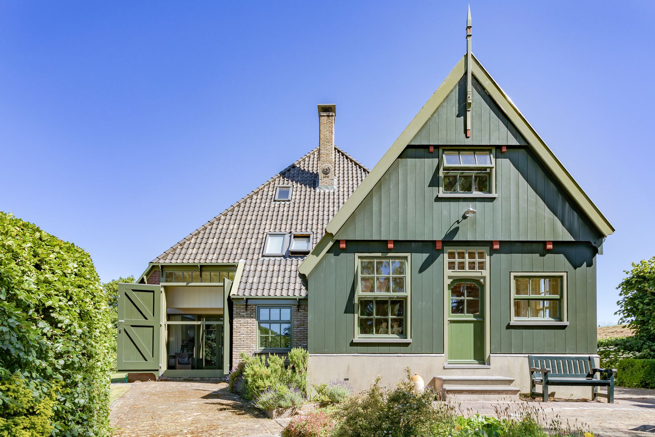 ferme rénovée façade bois vert et briques ferme rénovée façade bois vert et briques