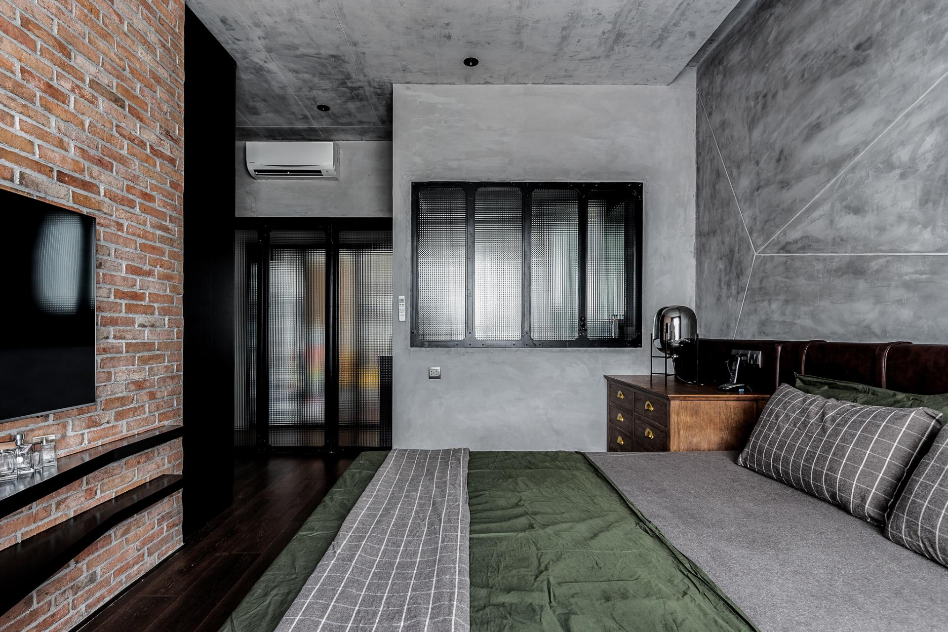 chambre mur béton et verrière
