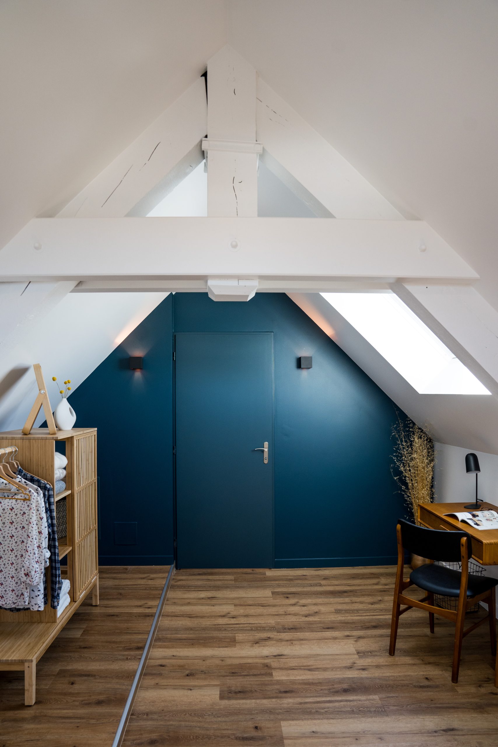 chambre sous combles avec poutres blanches