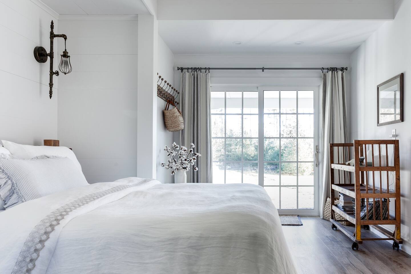 chambre avec baie vitrée décoration rustique blanche chambre avec baie vitrée décoration rustique blanche