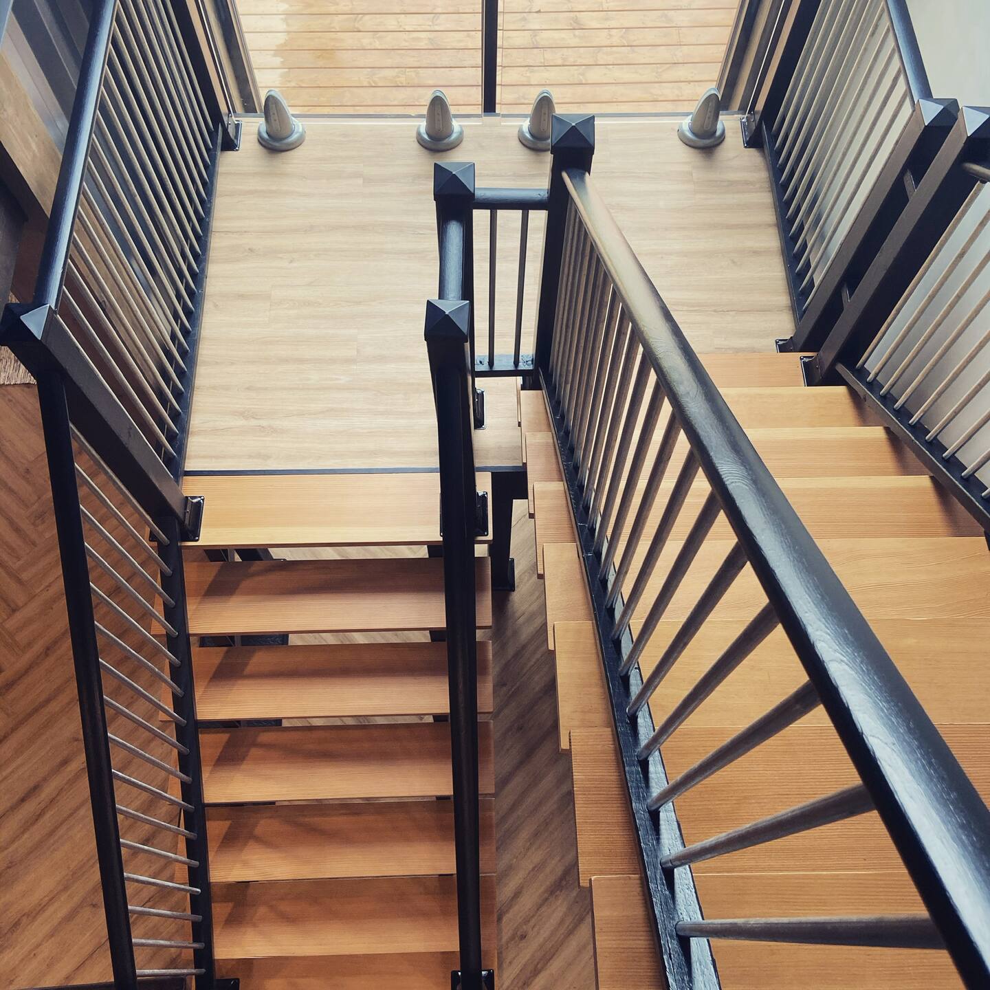 escalier bois et acier maison container