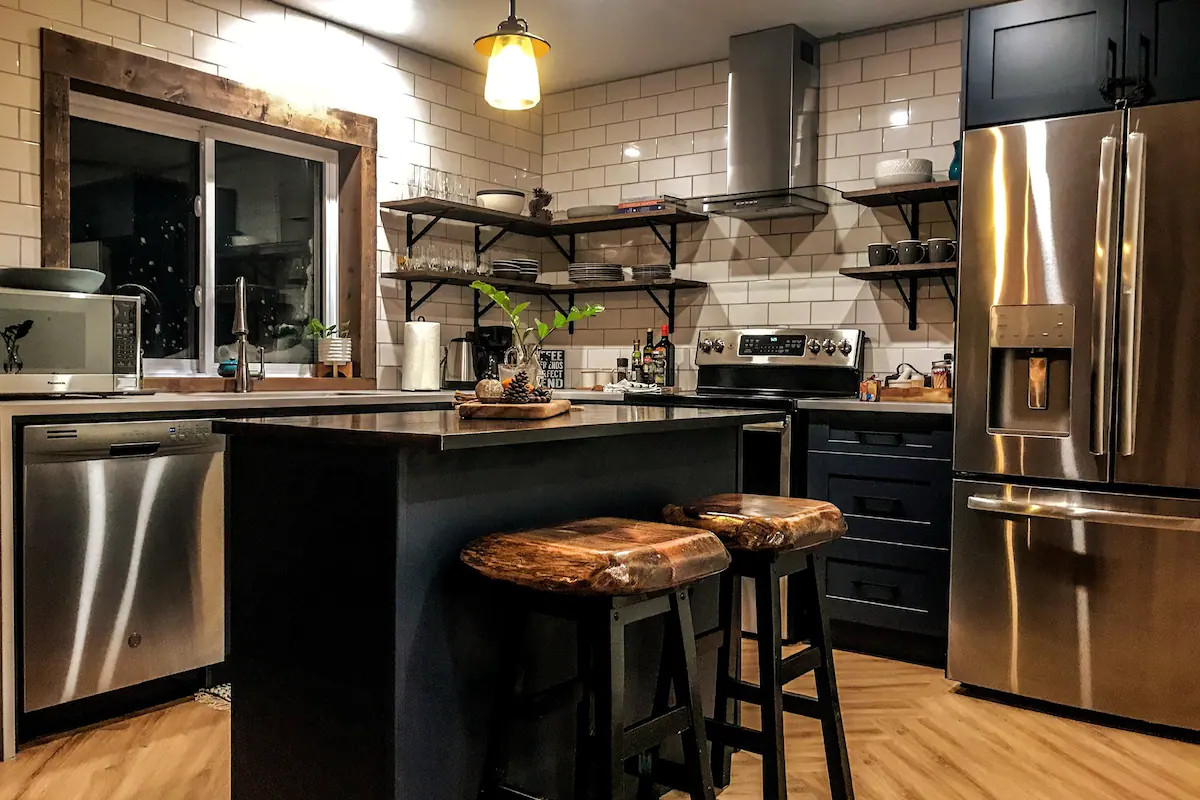 cuisine ouverte noire et bois