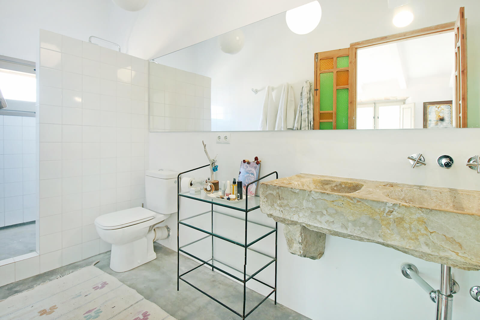 salle de bain lavabo en pierre maison en pierres