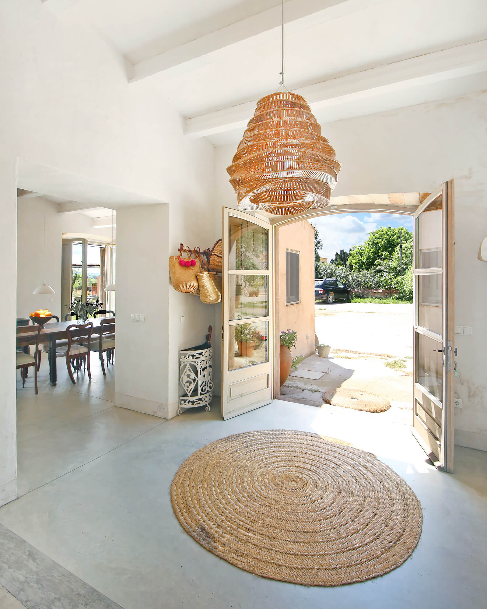 entrée béton ciré maison en pierres