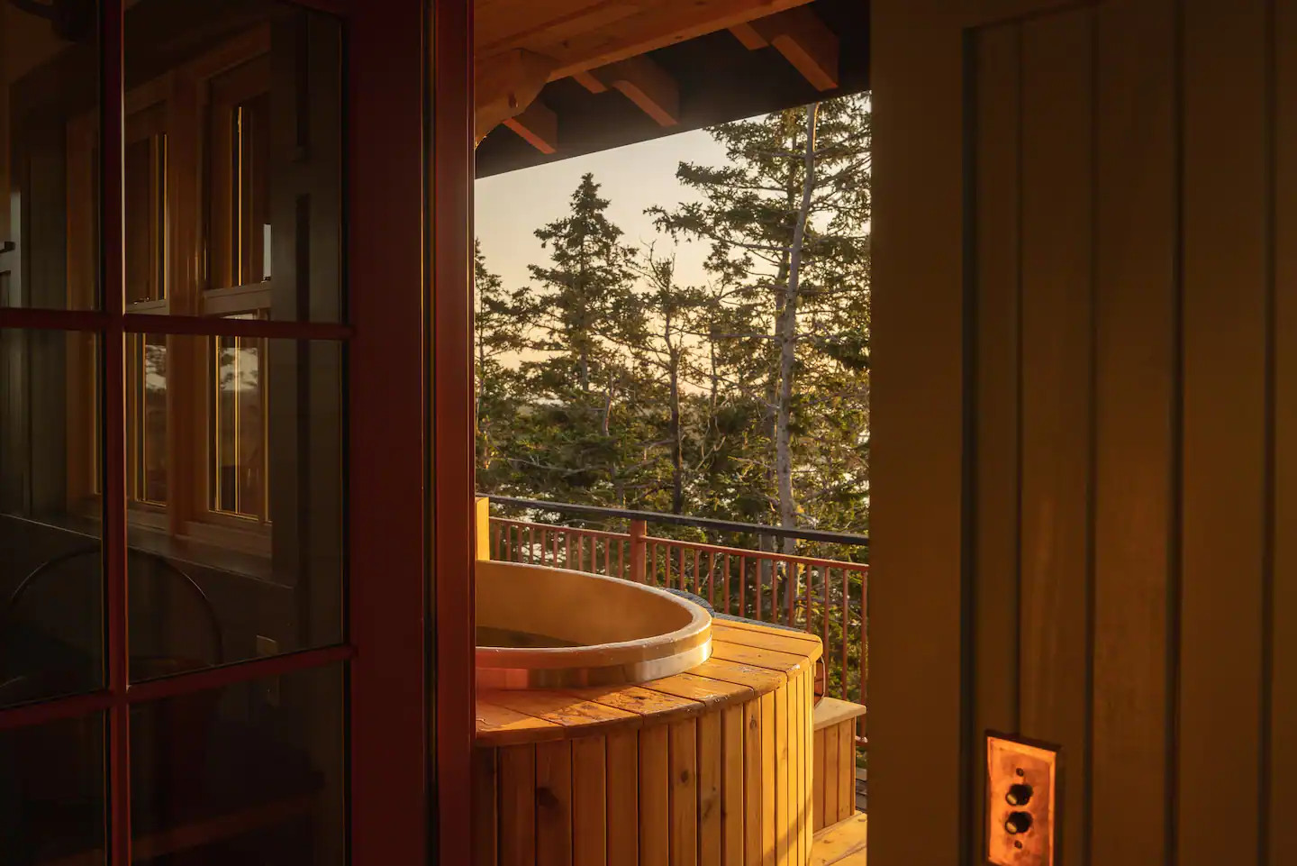 terrasse bois avec jacuzzi