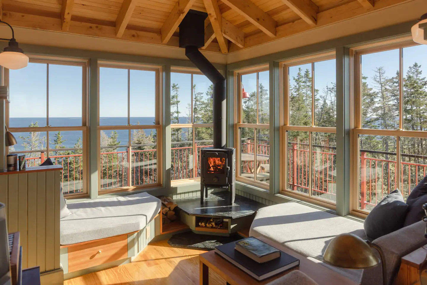 salon maison loft en bois sur pilotis