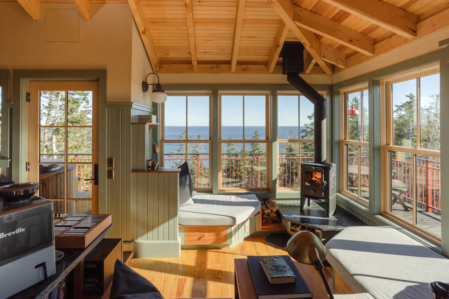salon maison loft en bois sur pilotis