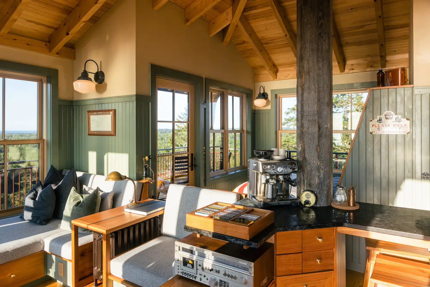 salon maison loft en bois sur pilotis
