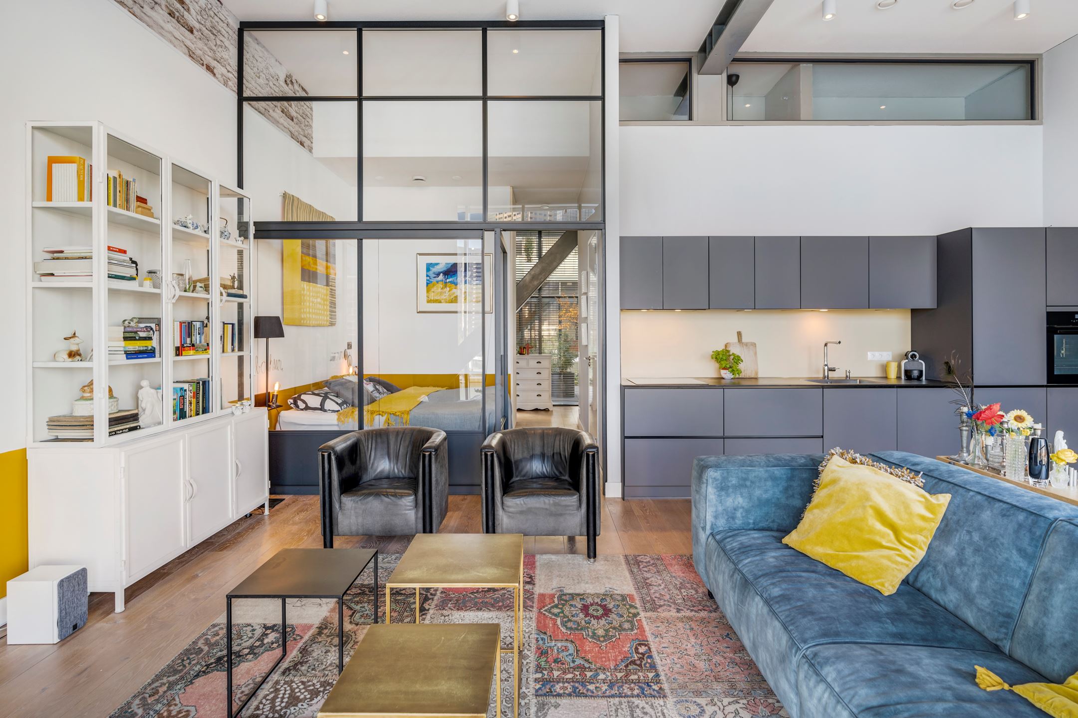 salon avec chambre vitrée loft