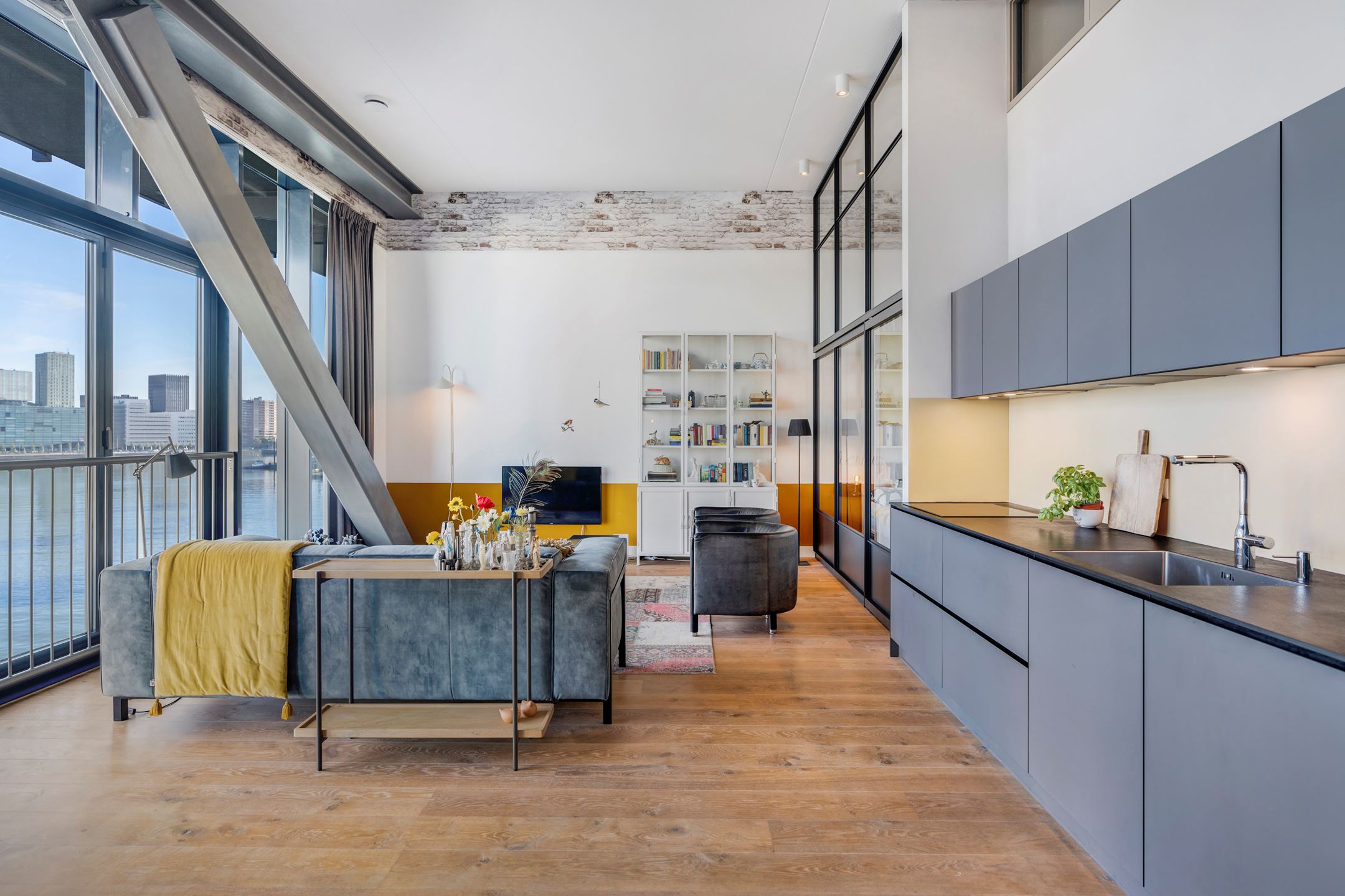 salon avec poutres métal loft