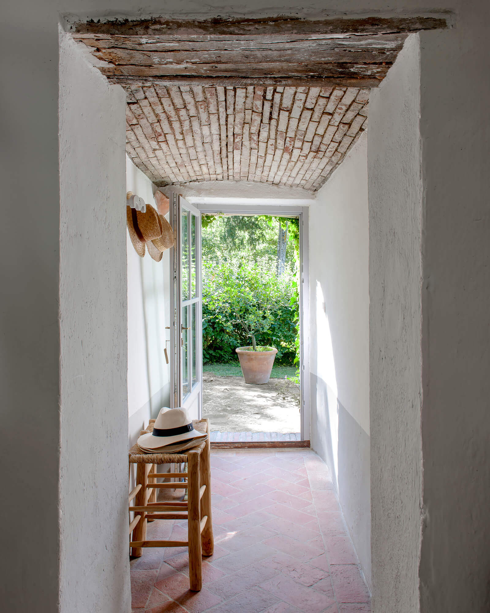 entrée avec plafond briques maison en pierres entrée avec plafond briques maison en pierres