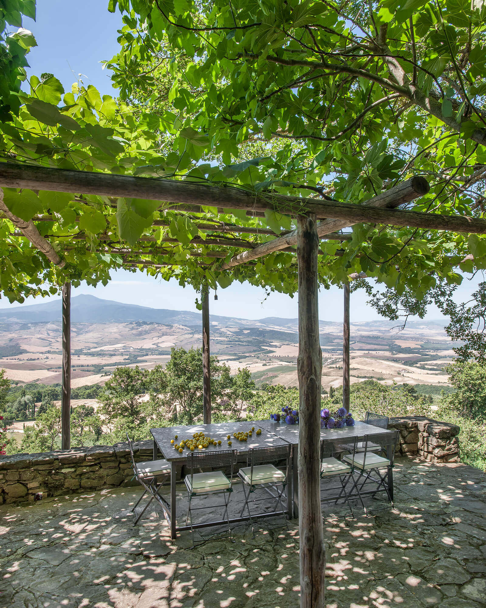 terrasse avec pergola bois et glycine maison en pierres terrasse avec pergola bois et glycine maison en pierres