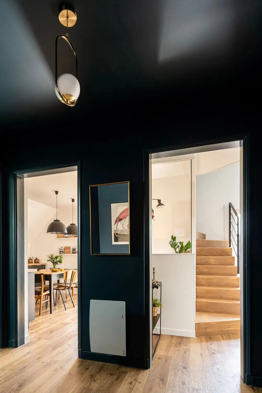 entrée murs et plafond noirs