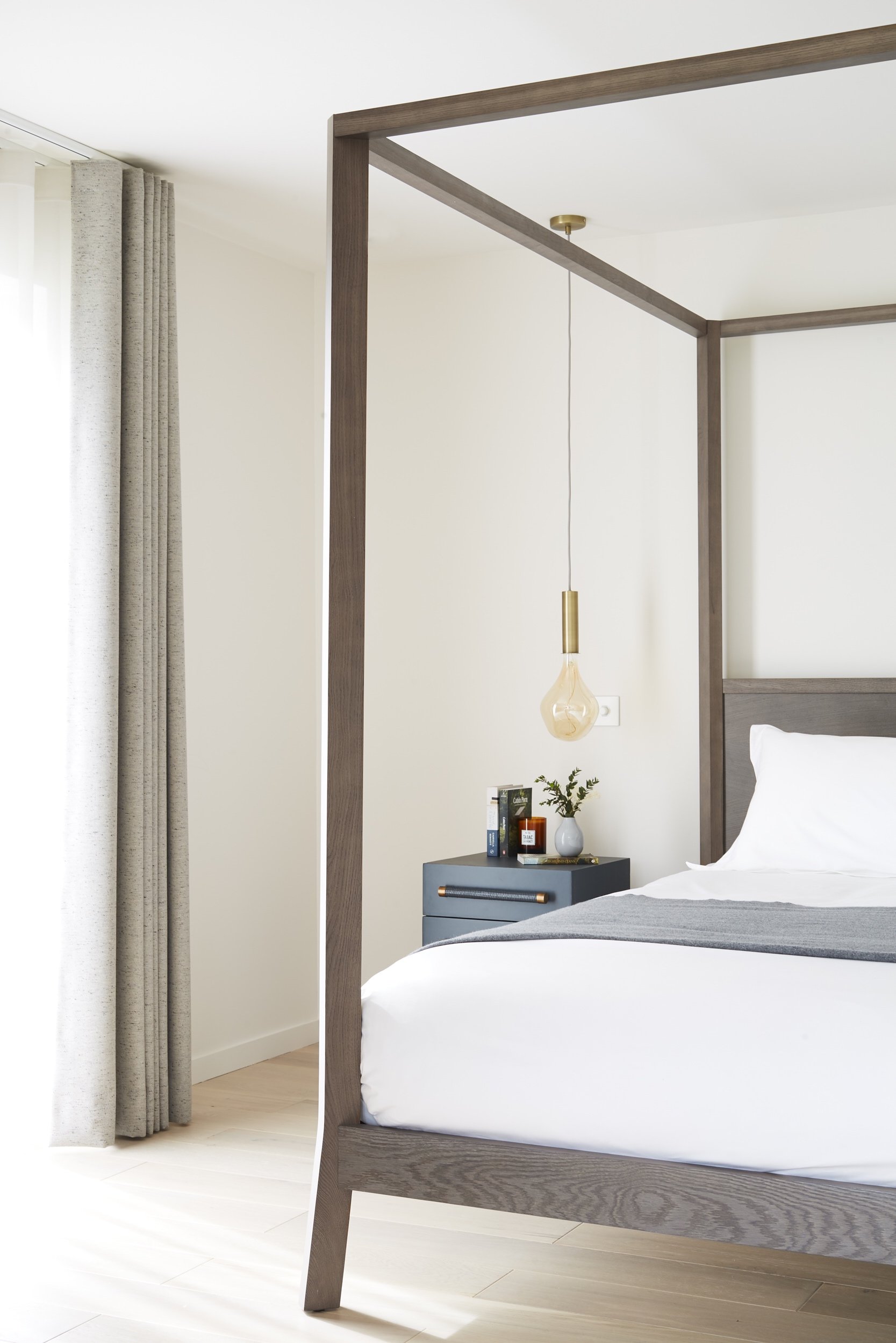 chambre avec lit à baldaquin