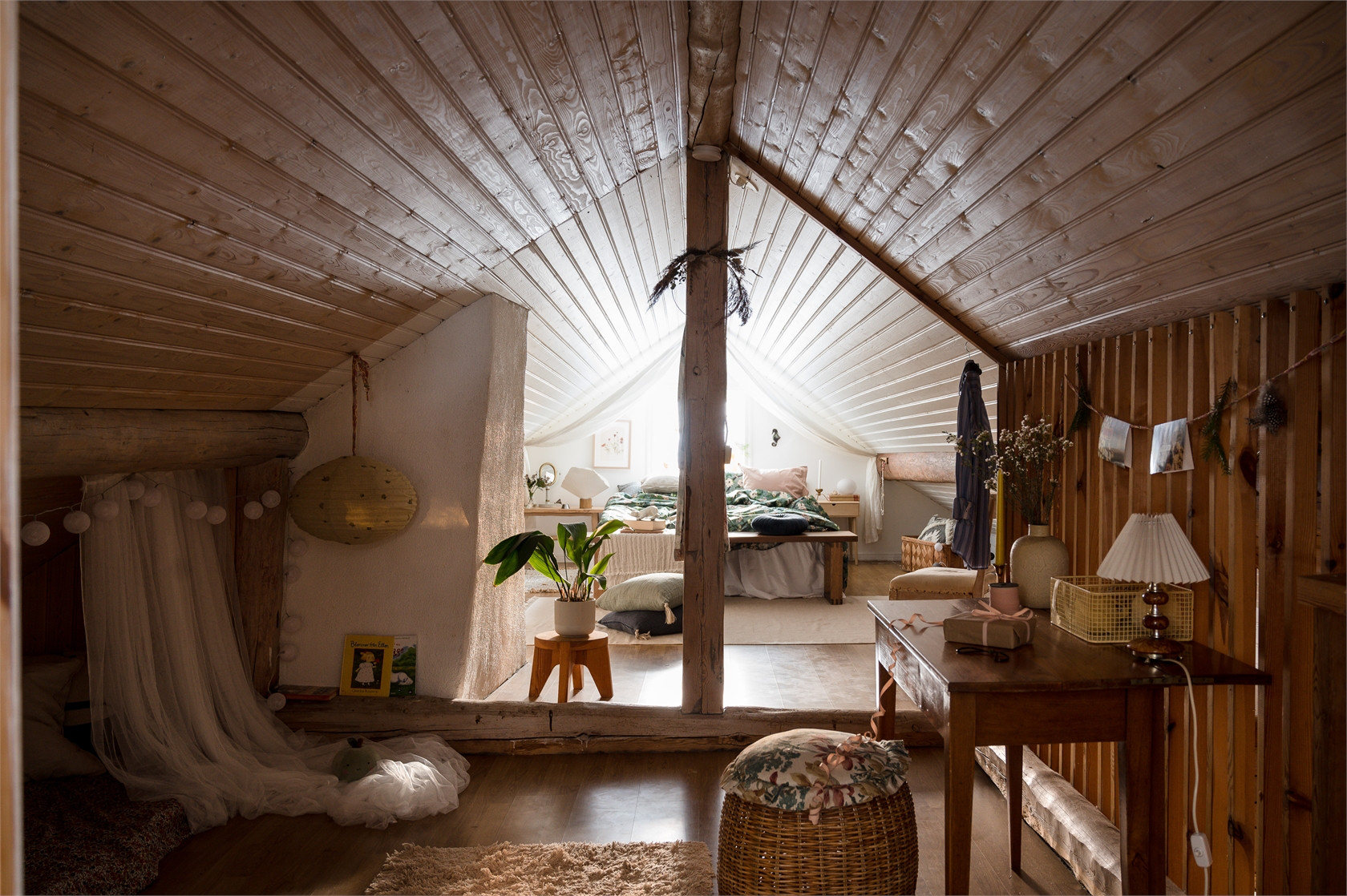 chambre mansardée décoration rustique et bohème