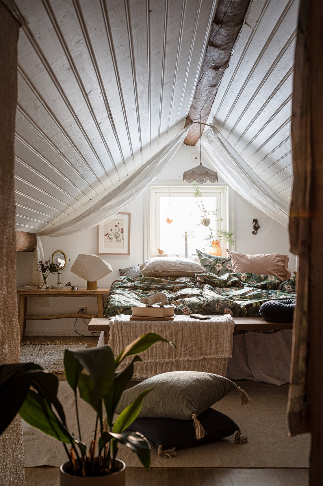 chambre mansardée décoration rustique et bohème