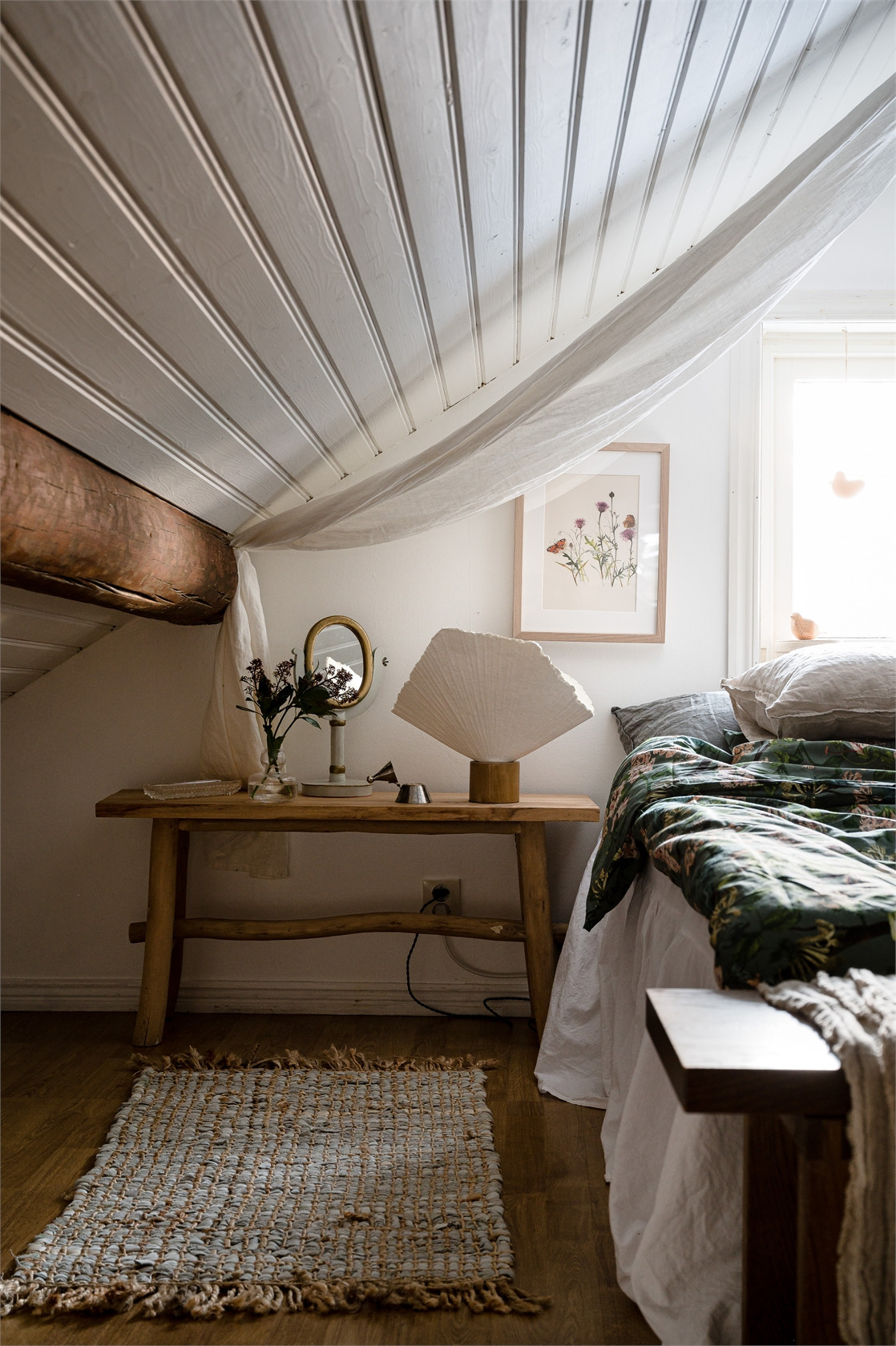 chambre mansardée décoration rustique et bohème