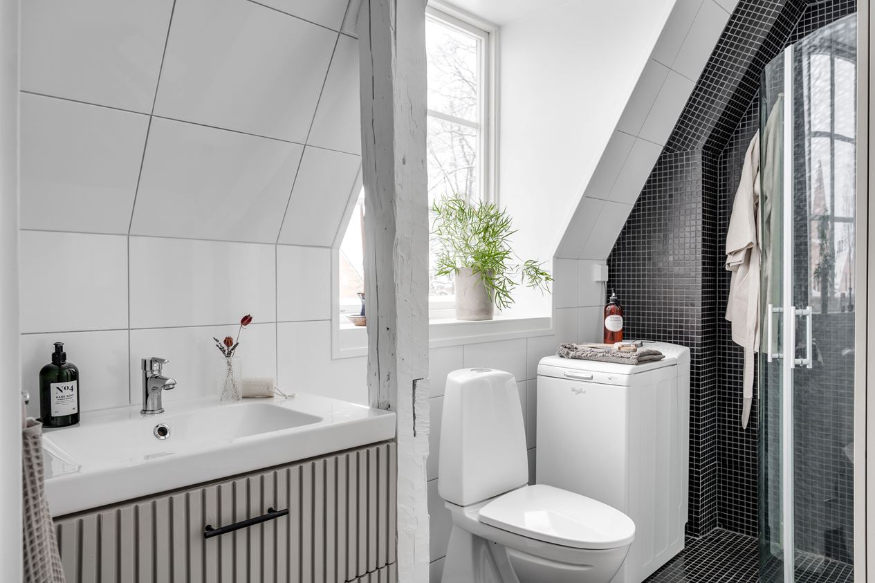 salle de bain design avec fenêtre