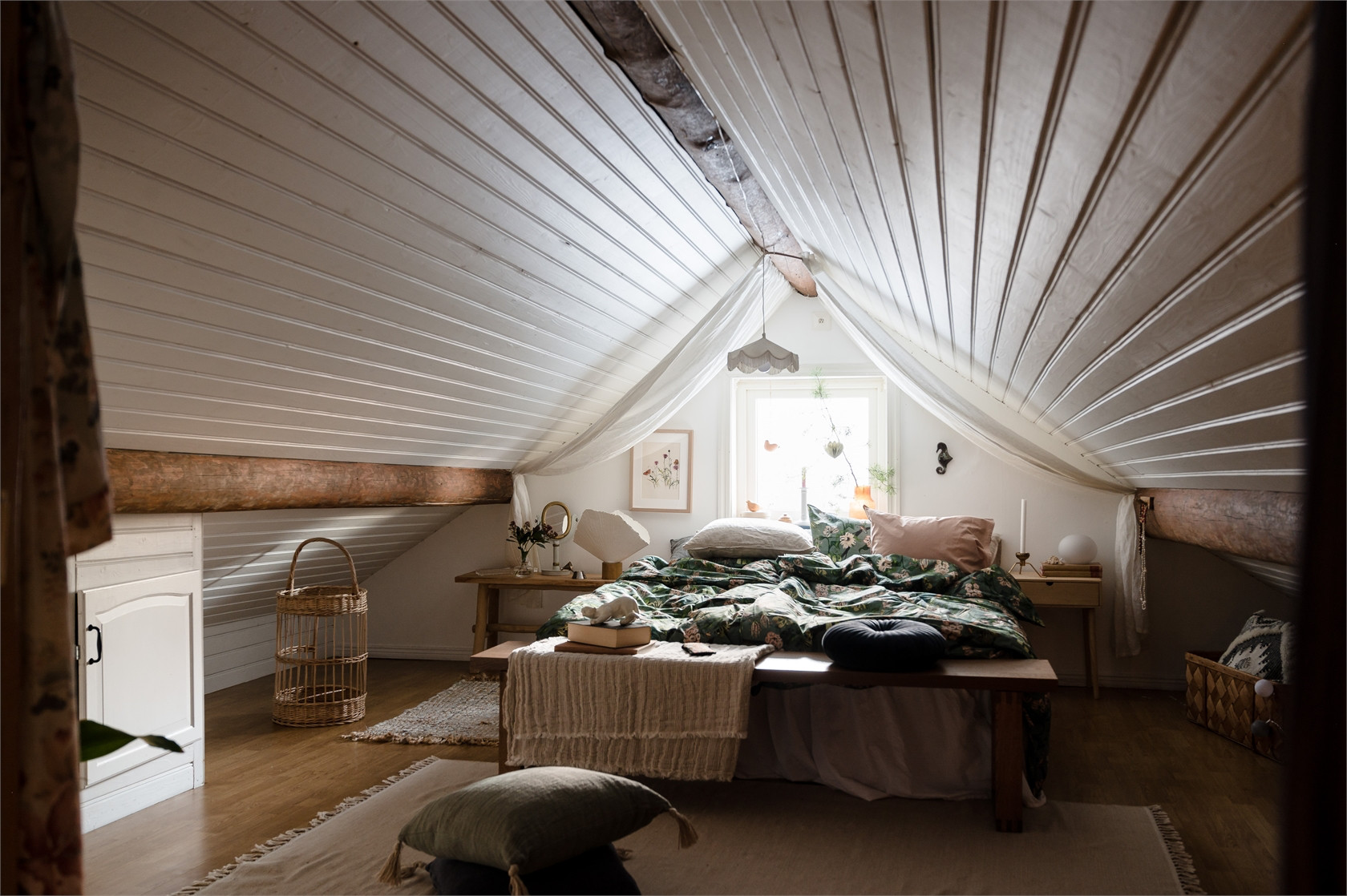chambre mansardée décoration rustique et bohème