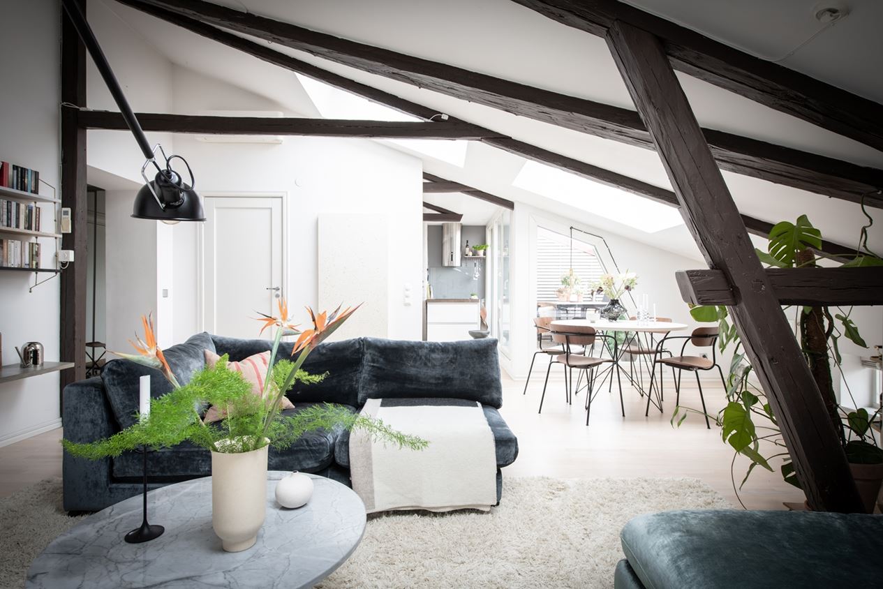 salon avec poutres appartement mansardé