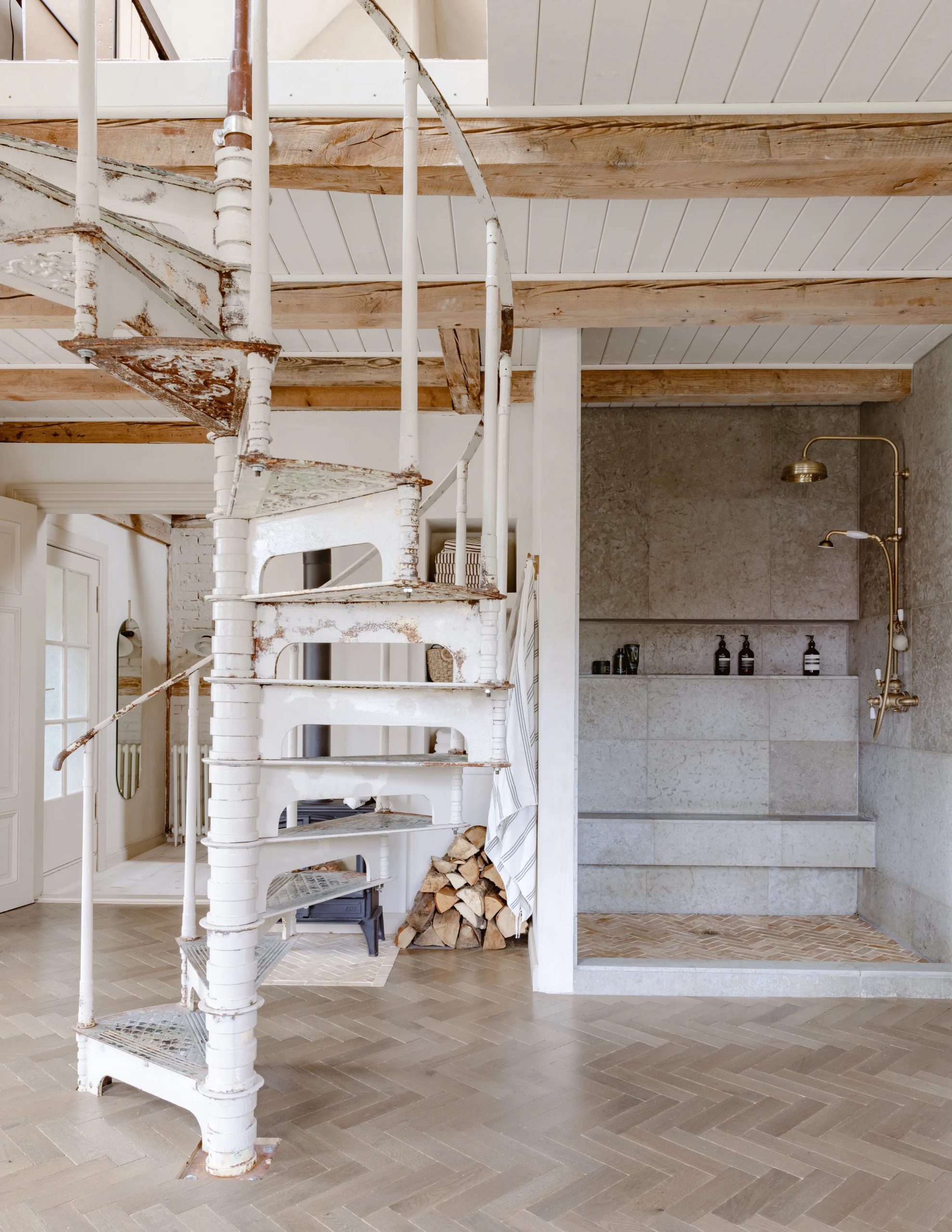salle de bain avec escalier et poutres salle de bain avec escalier et poutres