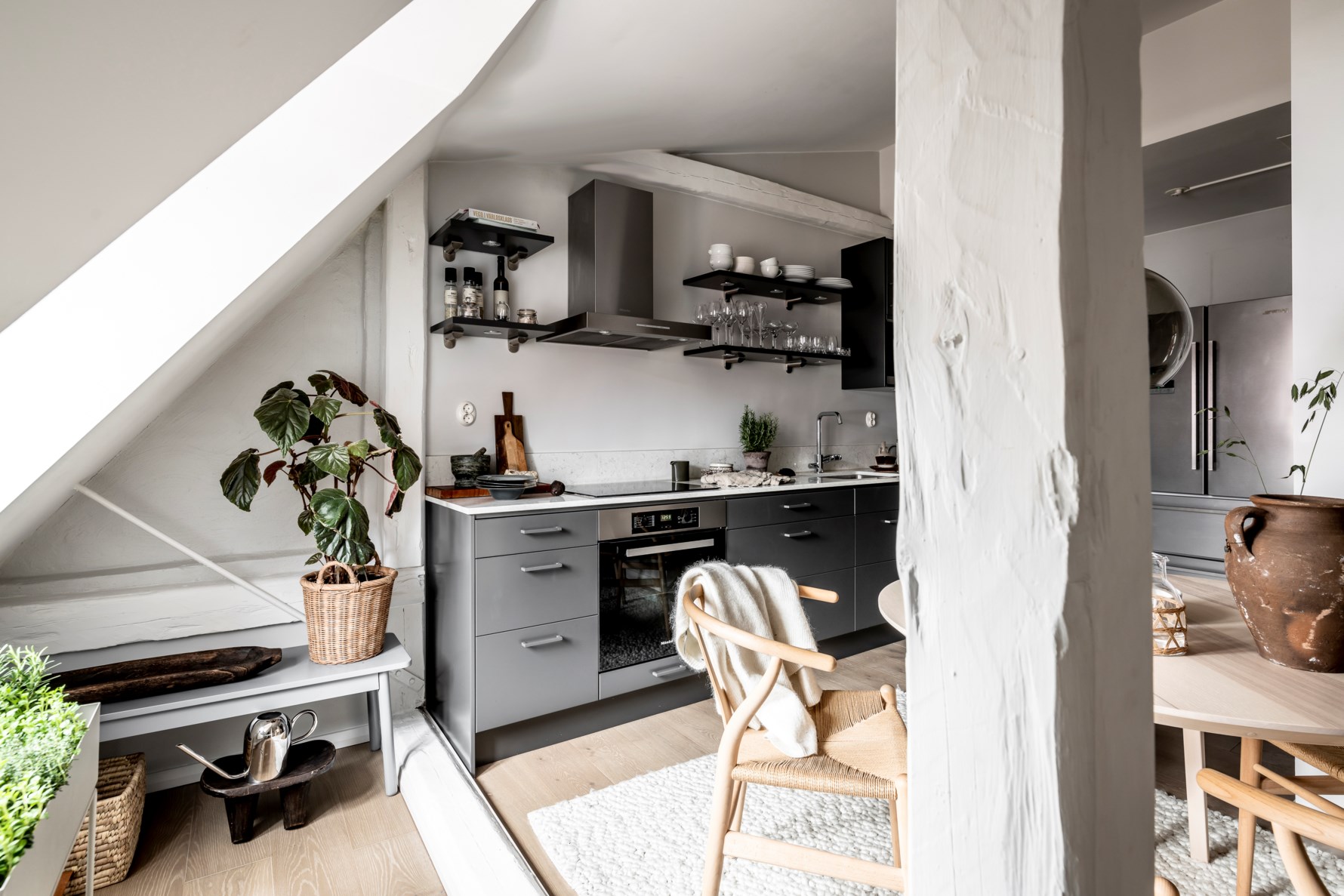 cuisine design noire avec poutres blanches cuisine design noire avec poutres blanches
