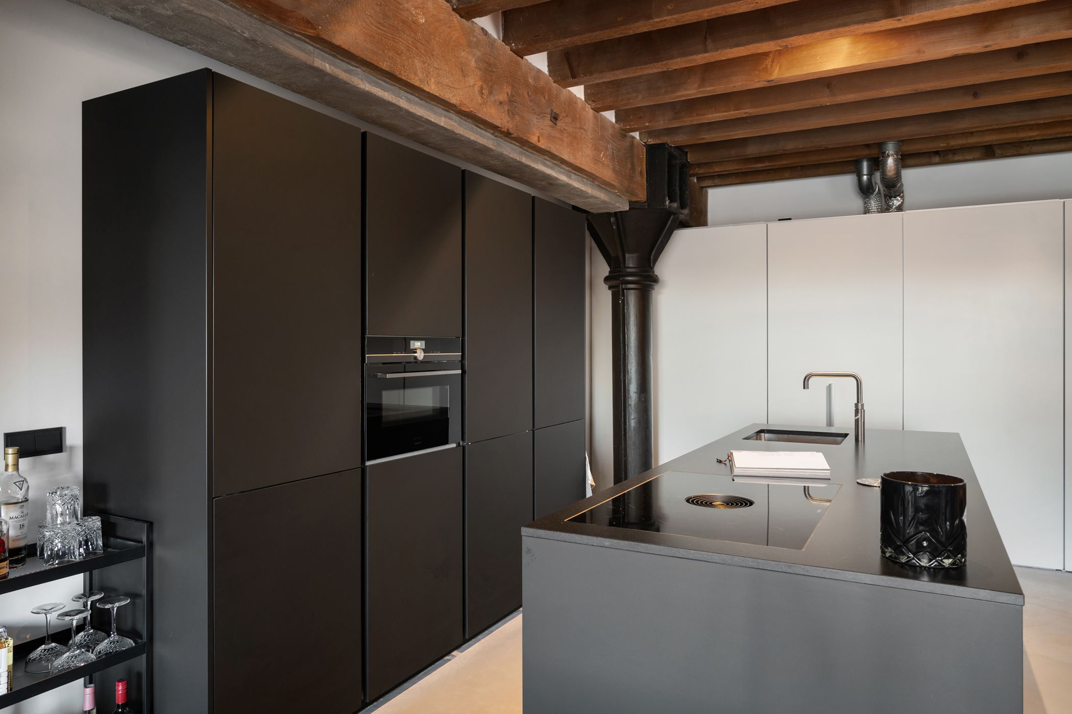 cuisine design noire avec poutres anciennes cuisine design noire avec poutres anciennes