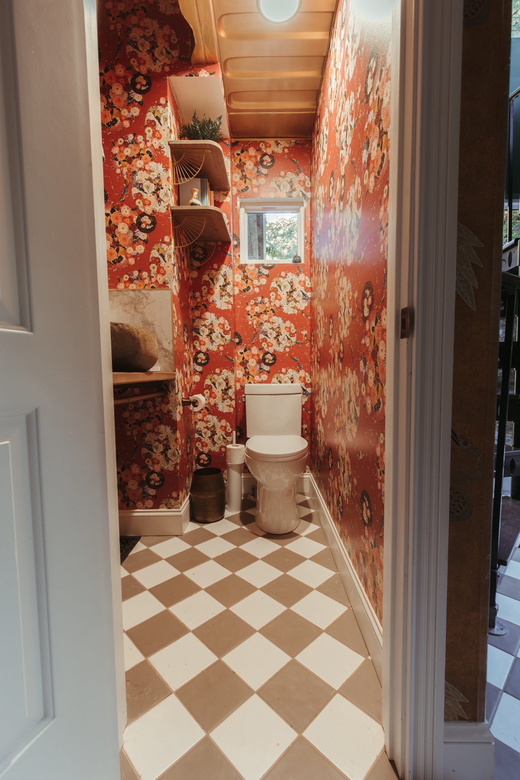 toilettes papier-peint fleuri et sol à damier toilettes papier-peint fleuri et sol à damier