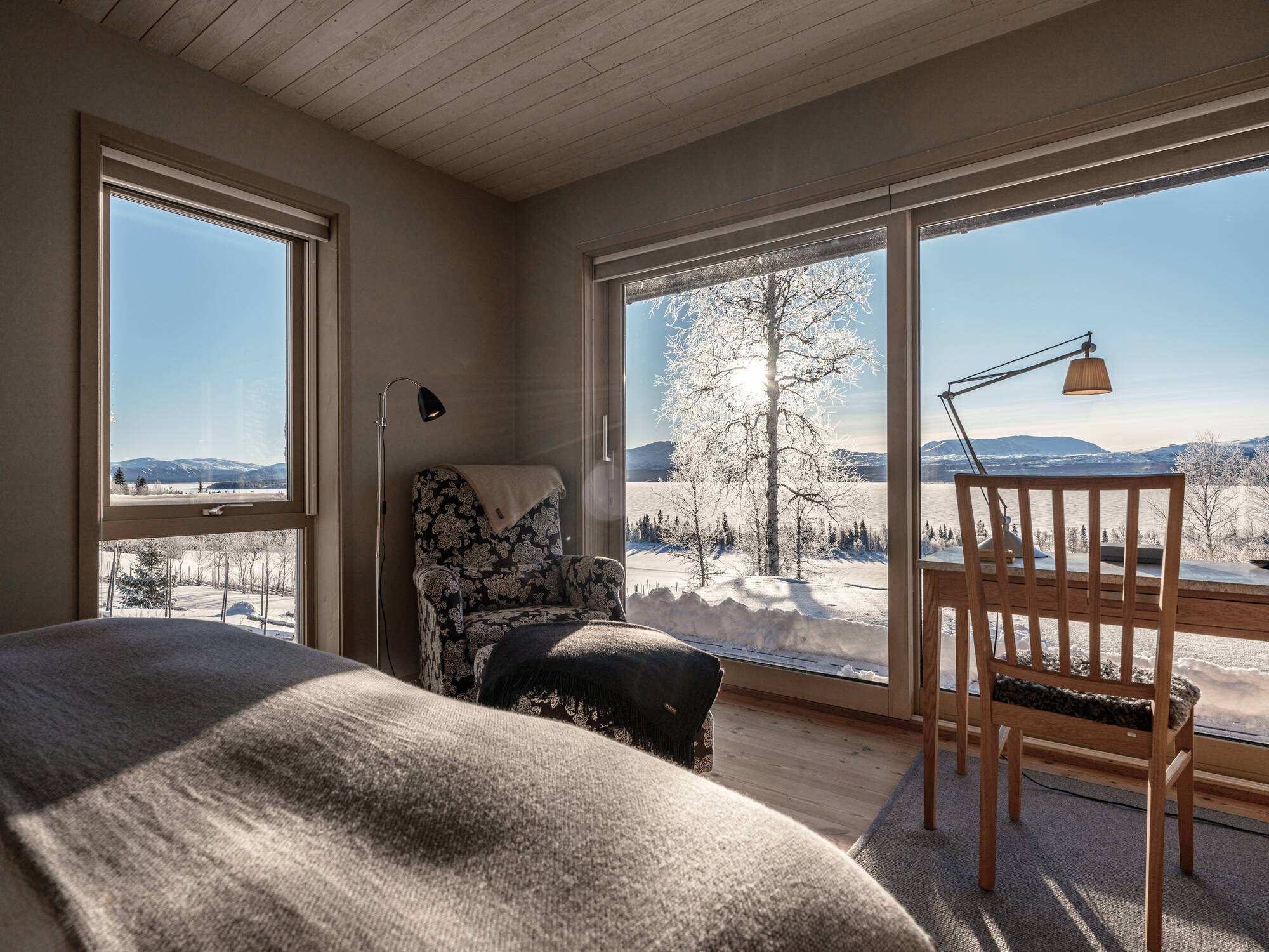 chambre avec baies vitrées maison de montagne