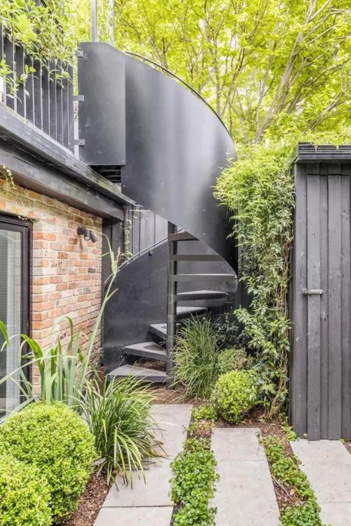 maison rénovée à Sydney avec escalier acier noir maison rénovée à Sydney avec escalier acier noir
