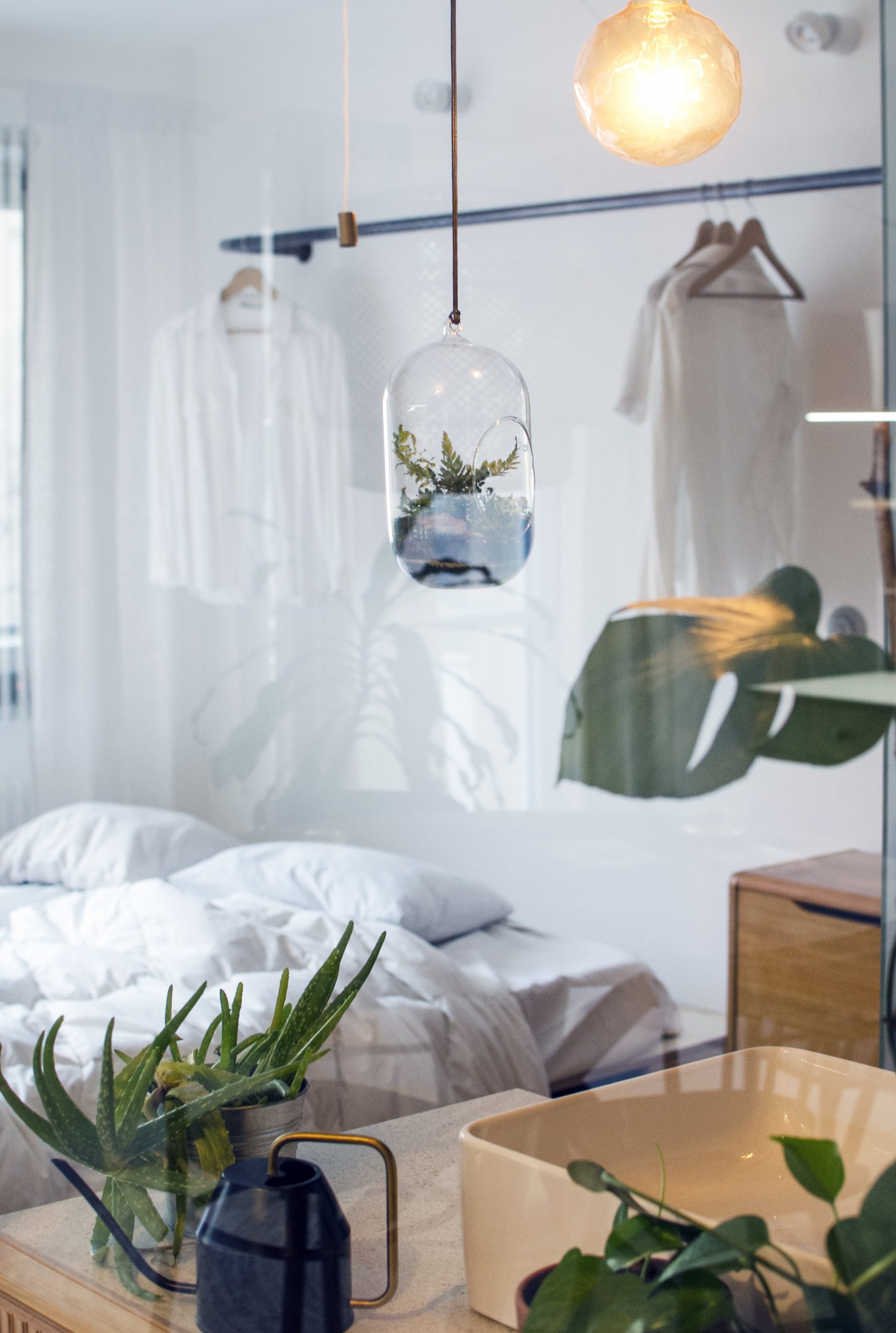 chambre minimaliste blanche
