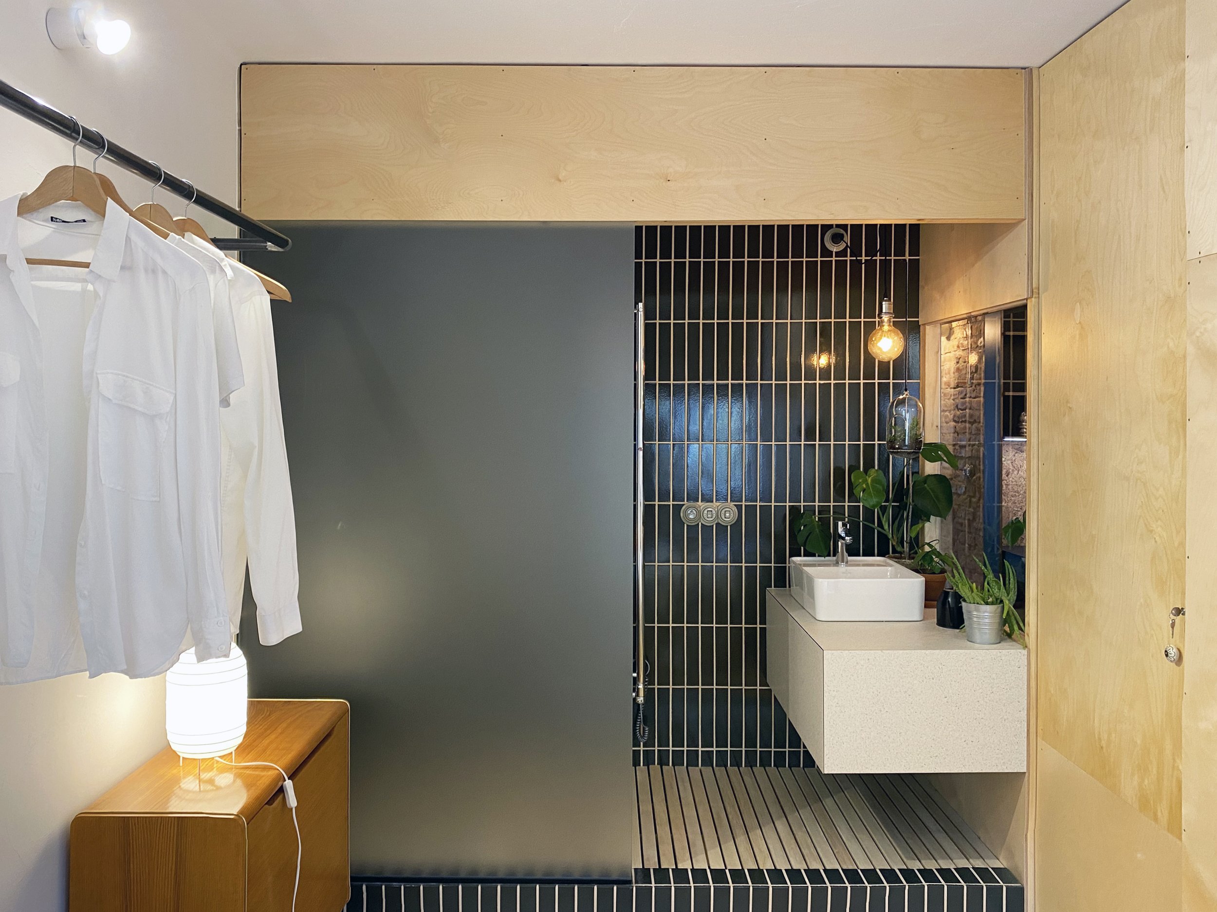 salle de bain bois et carrelage vert décoration design