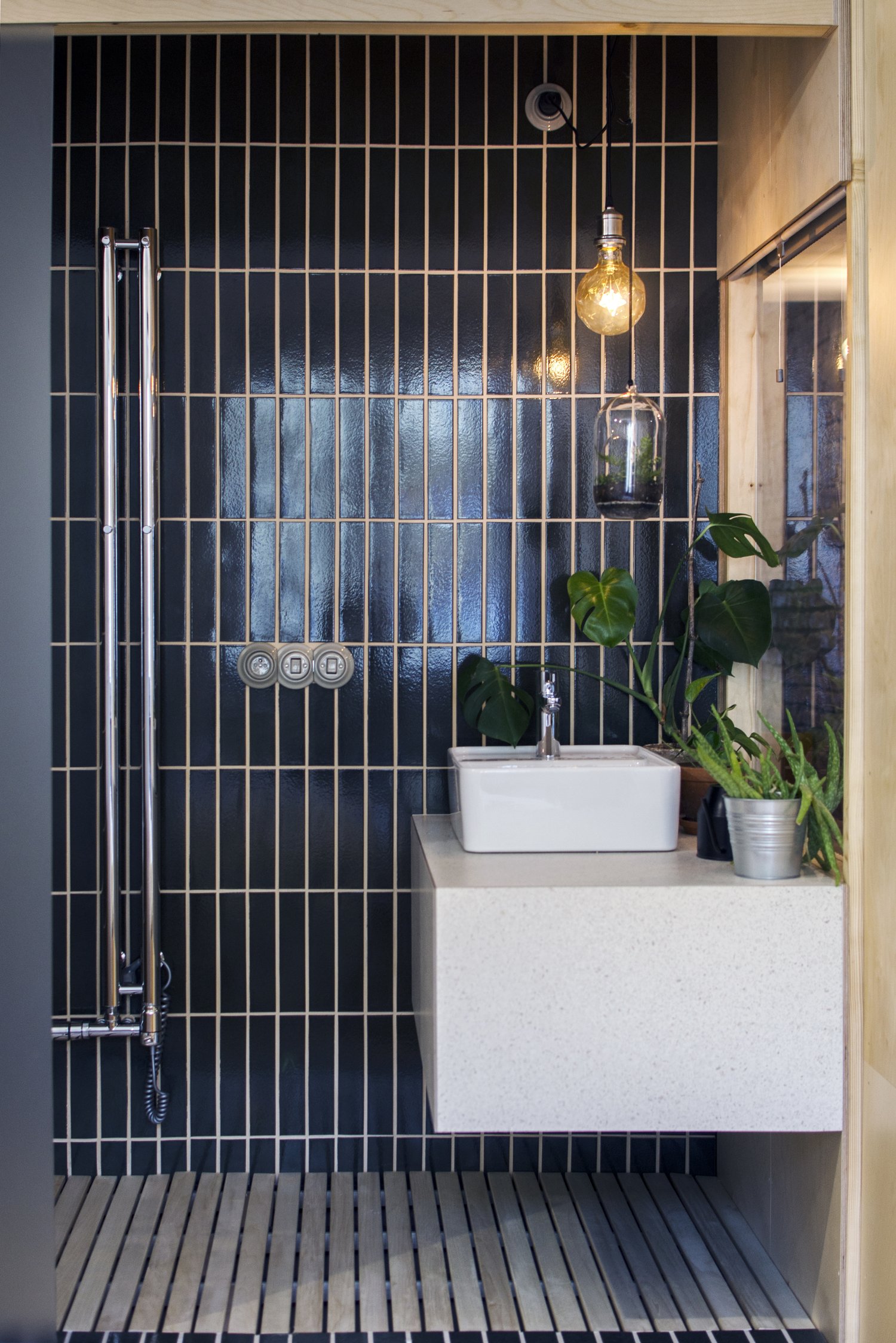 salle de bain bois et carrelage noir décoration design