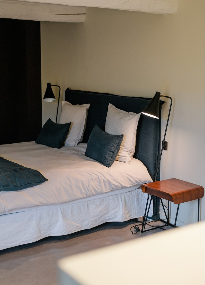 chambre avec poutres blanches ferme Les Callis