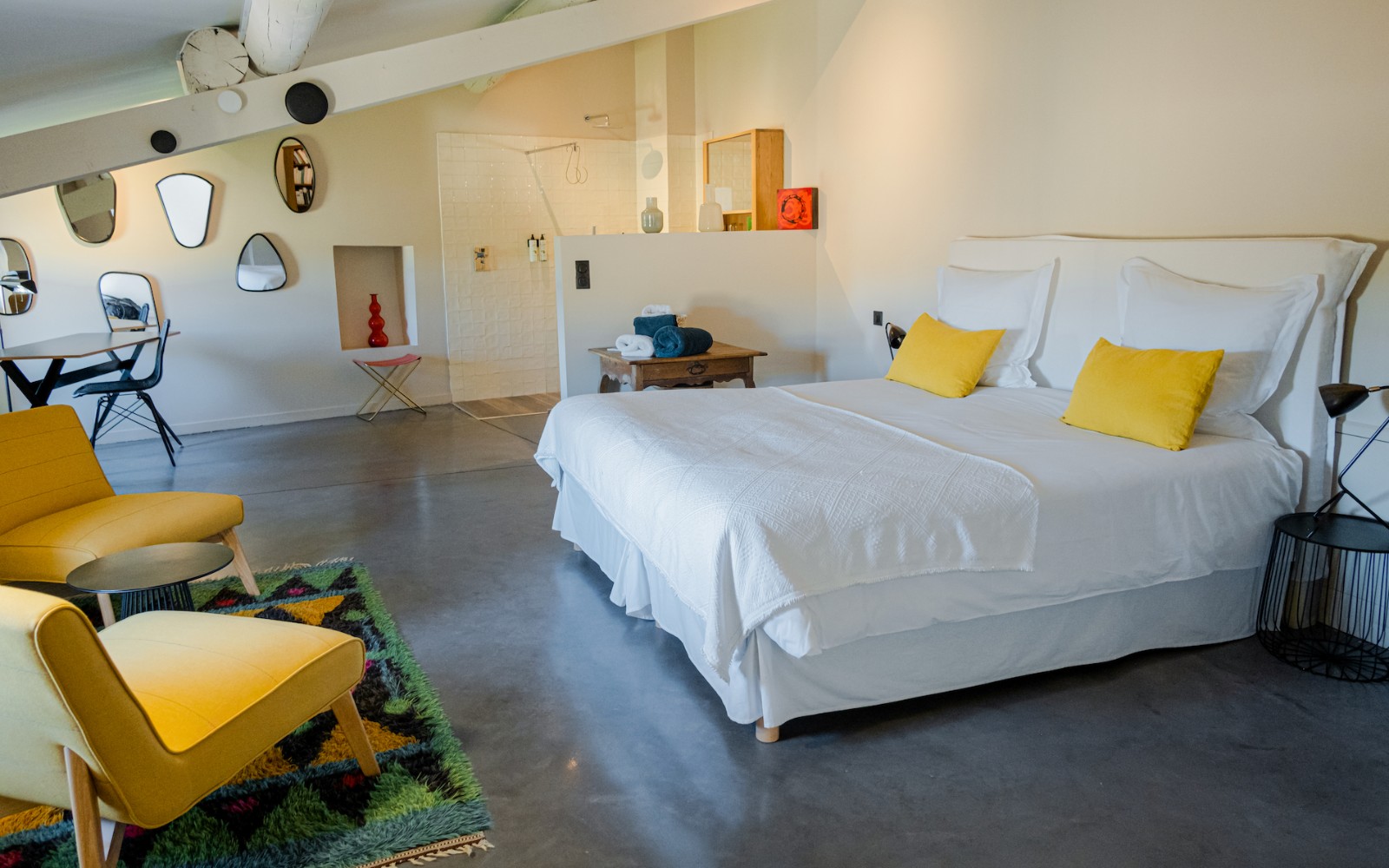 chambre mansardée maison en pierres en Provence ferme Les Callis