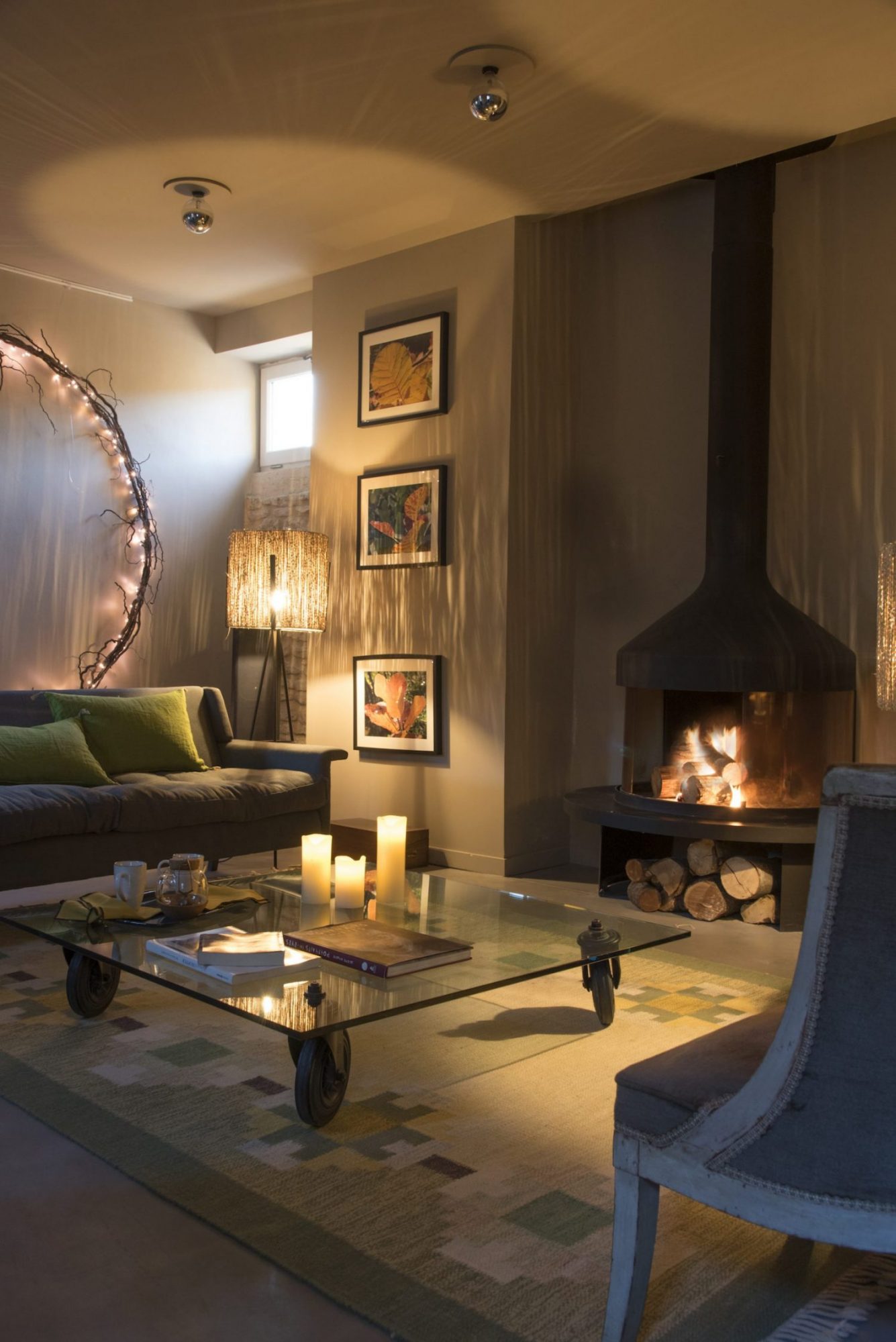 salon avec cheminée maison en pierres en Provence ferme Les Callis
