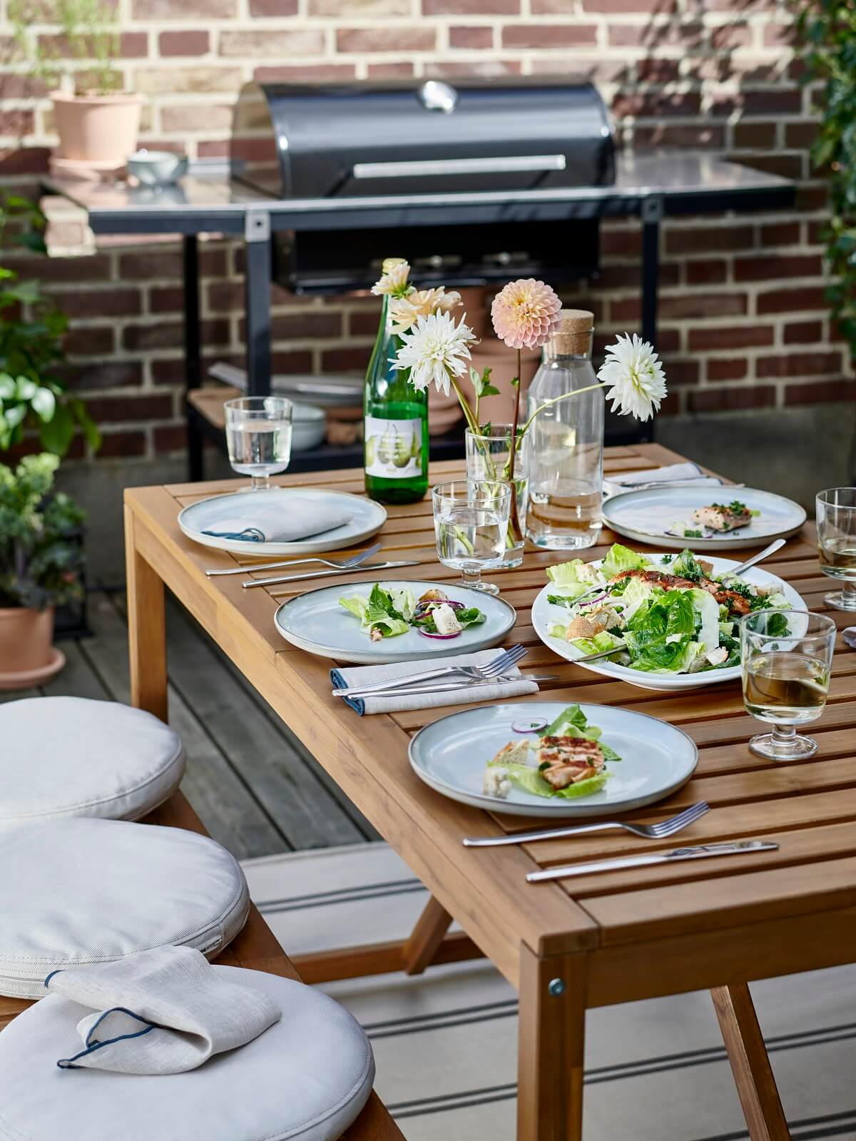 table en bois sur terrasse table en bois sur terrasse