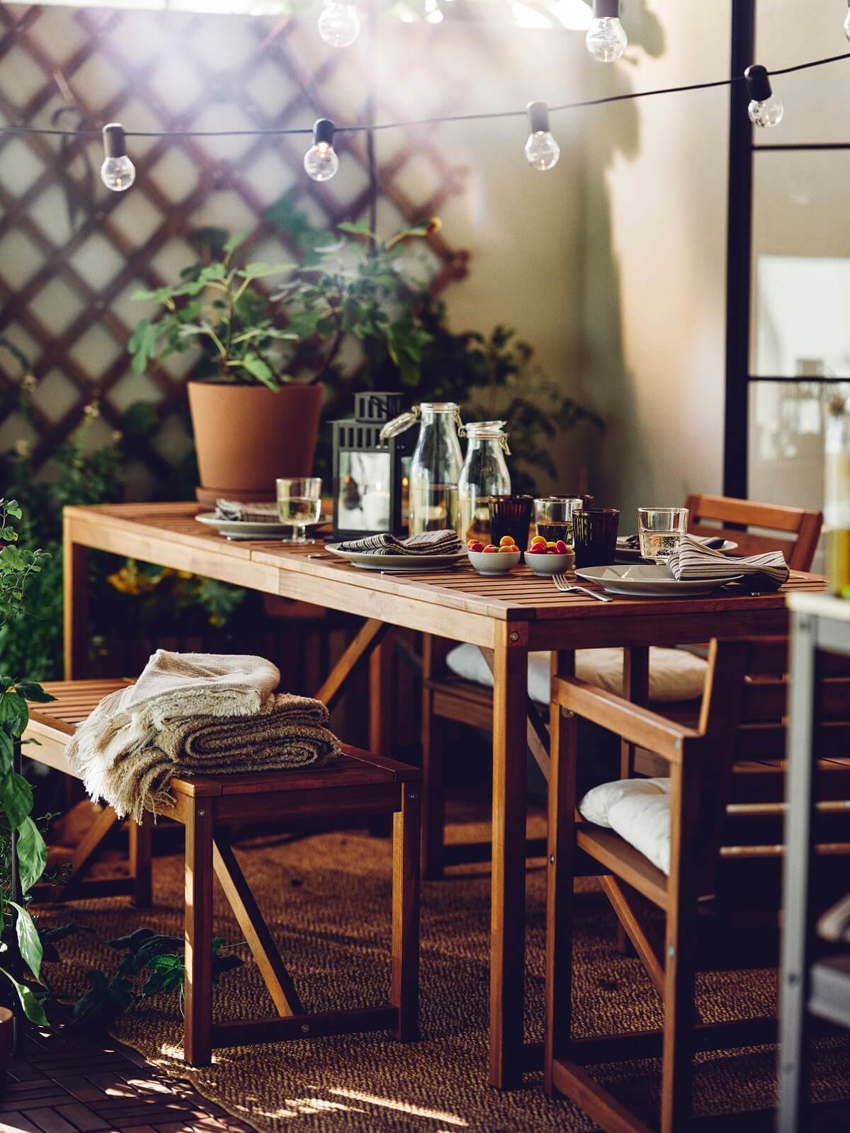 table en bois sur terrasse table en bois sur terrasse
